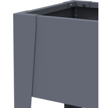 Detailansicht eines Pflanzkastens aus Metall