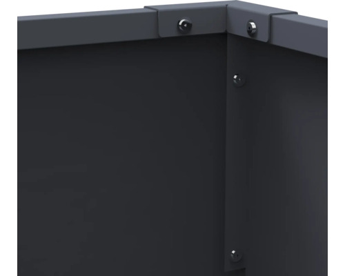 Detailansicht einer dunkelgrauen, verschraubten Metalleinfassung