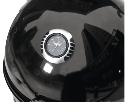 Detailansicht eines Kugelgrills mit Temperaturanzeige