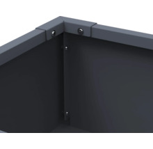 Detailansicht einer Hochbeetkonstruktion mit Schraubenverbindungen