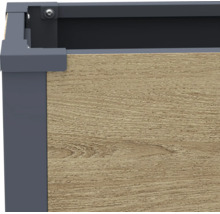 Ecke eines rechteckigen Pflanzkastens mit Holzoptik Paneelen und stabilem Metallrahmen.