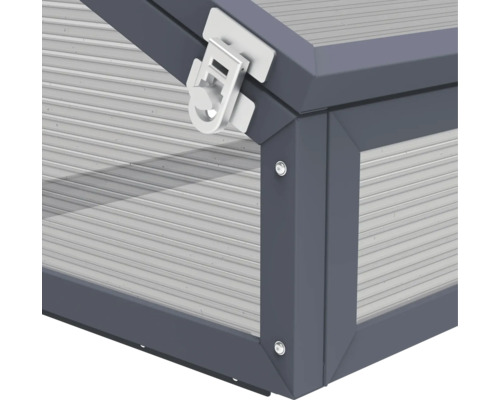 Detailansicht eines Frühbeets mit Aluminiumrahmen und Stegdoppelplatten sowie einem Verschlussmechanismus für den Deckel.
