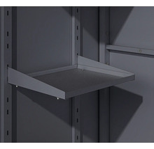 Regalboden im Metallschrank