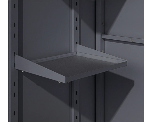 Regalboden im Metallschrank