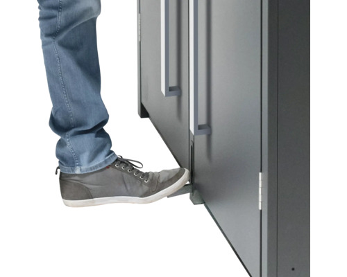 Abbildung einer Person, die einen Küchenschrank mit dem Fuß öffnet.