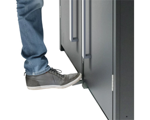 Bedienung eines Möbelschranks mit Fußpedal