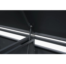 Detailansicht eines Gartenmöbelstücks mit Öffnungsmechanismus