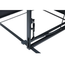 Detailansicht des Untergestells eines Gartentisches mit Mechanismus