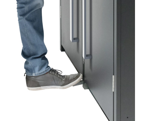 Person öffnet Möbeltür mit Fußbedienung