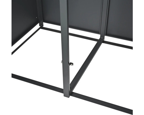 Detailaufnahme des Metallrahmens eines Gerätehauses