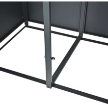 Detailansicht eines Metall Gerätehauses mit Rahmenkonstruktion.