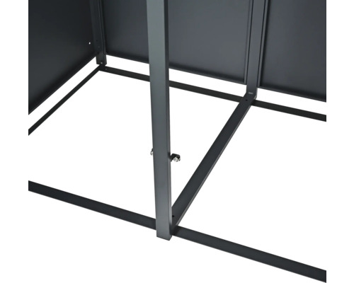 Detailansicht eines Metall Gerätehauses mit Rahmenkonstruktion.