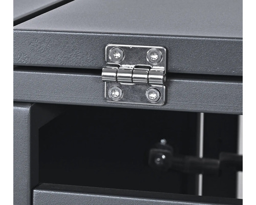 Detailansicht eines Scharniers an einem Möbelstück