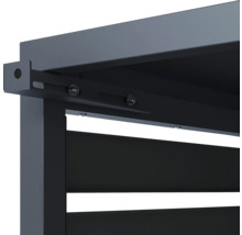 Detailansicht einer grauen Lamellenüberdachung mit Schraubenbefestigung