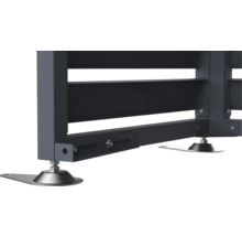 Detailansicht eines Metallzauns mit verstellbaren Füßen zur Anpassung der Höhe.