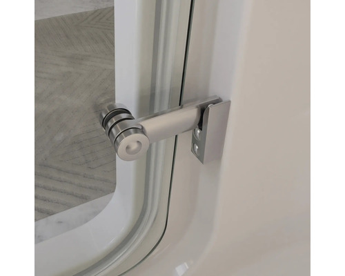 Detailansicht eines Duschkabinenbeschlags aus Metall