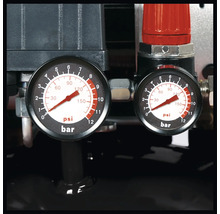 Detailansicht zweier Manometer zur Druckmessung an einem Kompressor