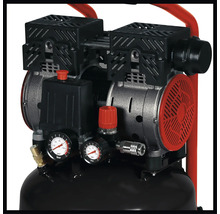 Detailansicht eines Kompressors mit Manometern zur Druckmessung