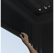 Eine Hand bedient ein Rollo an einem Pavillon.