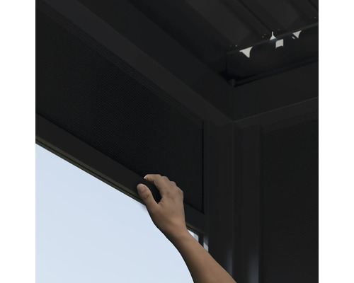 Eine Hand bedient ein Rollo an einem Pavillon.