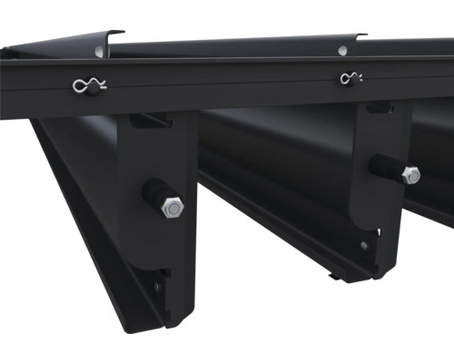 Detailansicht einer schwarzen Pergola mit Befestigungselementen