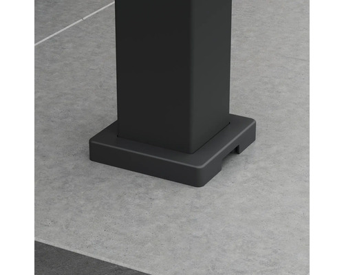 Detailaufnahme einer schwarzen Pfostenhalterung auf einem grauen Untergrund