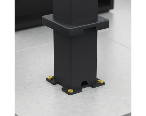 Detailansicht eines schwarzen Pavillonständers mit goldenen Schrauben auf einem grauen Untergrund.