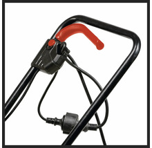 Detailaufnahme des Griffs eines Rasenmähers mit Bedienungselementen und Stromkabel