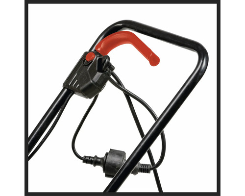 Detailaufnahme des Griffs eines Rasenmähers mit Bedienungselementen und Stromkabel