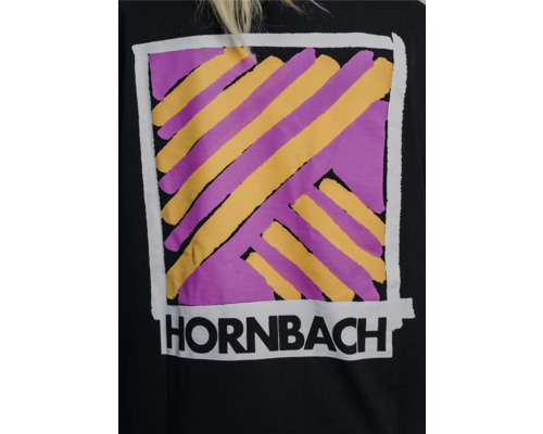 Hornbach Logo auf einem Kleidungsstück mit grafischem Muster.
