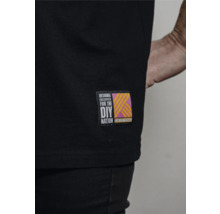 Detailansicht eines schwarzen T-Shirts mit dem Hornbach Logo Patch, exklusiv entworfen für die Heimwerker Community.