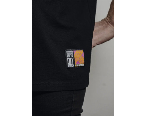 Detailansicht eines schwarzen T-Shirts mit Hornbach DIY Nation-Logo