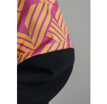 Detailansicht einer Mütze mit geometrischem Muster und Fleece-Rand