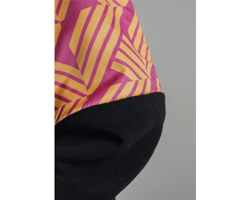 Detailansicht einer Mütze mit geometrischem Muster und Fleece-Bund