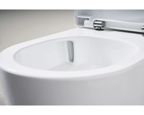 Detailansicht einer spülrandlosen Toilette mit offenem Toilettendeckel.