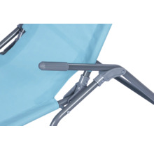 Detailansicht eines hellblauen Liegestuhls mit grauem Gestell.