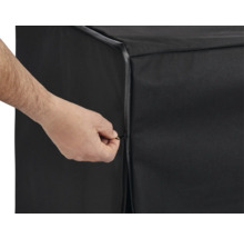 Person schließt Reißverschluss einer Schutzhülle