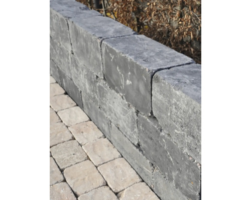 Mauer aus Betonsteinen und Pflastersteinen