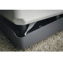 Detailansicht eines grauen Kunststoffbehälters mit einem Tragegurt