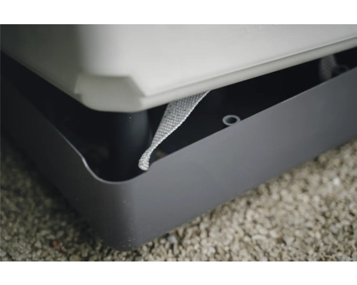 Detailansicht eines grauen Kunststoffbehälters mit einem Tragegurt