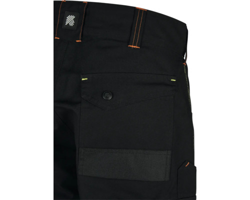 Detailansicht einer schwarzen Arbeitshose mit Gesäßtasche und Herstellerlogo