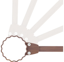 Detailansicht eines Sonnenschirms mit Holzstreben und Drehmechanismus