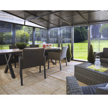 Helle Veranda mit Esstisch, Stühlen und Lounge-Bereich für den Außenbereich