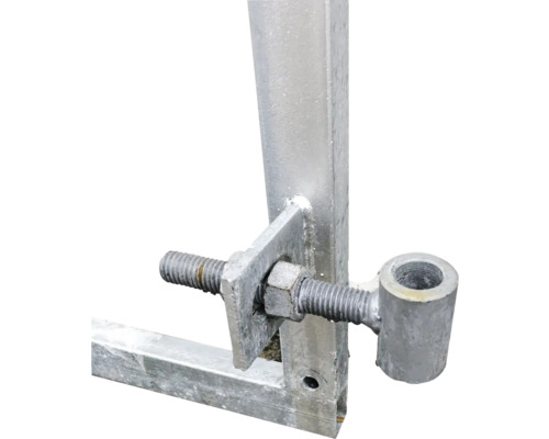 Detailansicht eines Metallpfostens mit Schraube und Öse