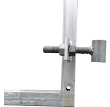 Detailansicht eines Gerüstbauteils mit Schraube und Mutter.