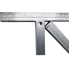 Detailansicht einer verzinkten Stahlkonstruktion mit Bohrung und Verstrebung