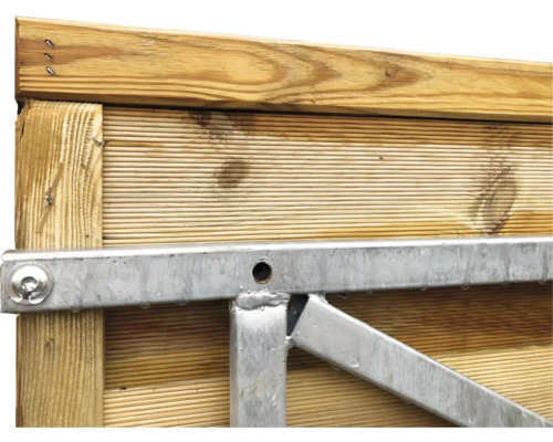 Detailansicht eines Holzzauns mit Metallverstärkung