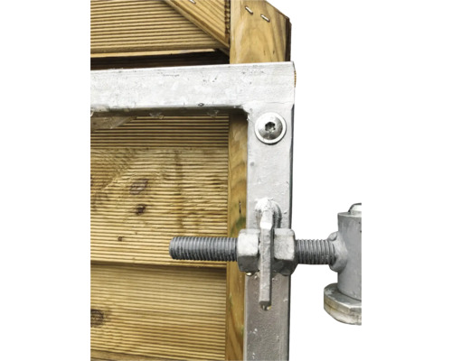 Detailansicht einer Torbefestigung mit Gewindebolzen an einer Holzwand