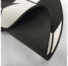 Detailansicht eines Teppichs mit Fußballmuster, der die rutschfeste Unterseite zeigt