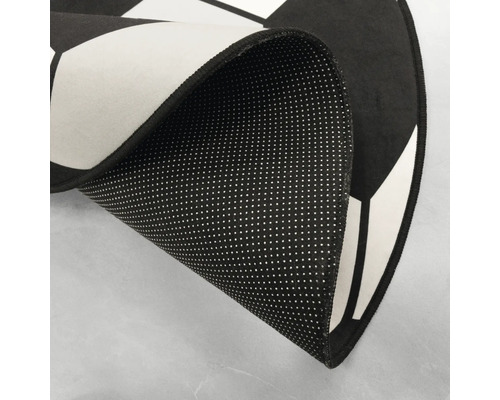 Detailansicht eines Teppichs mit Fußballmuster, der die rutschfeste Unterseite zeigt